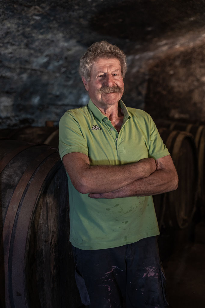 Ob technische Pannen, Weinbergsprobleme oder unerwartete Katastrophen – Gerd Klein ist immer zur Stelle, um das Weingut zu retten. Ohne Google, ohne Smartphone und mit jahrzehntelanger Erfahrung und einer Portion "Mach ich eben!".