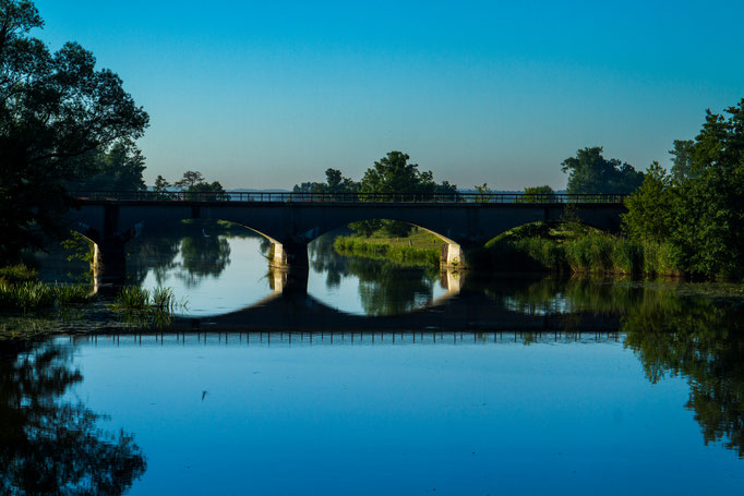 Gespiegelte Brücke in Öttingen, Juni 2016