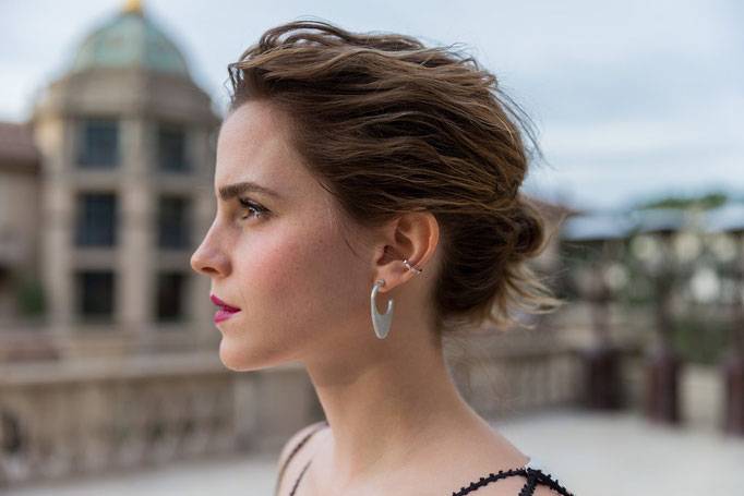 Ohrringe aus altem Bombenmaterial - Emma Watson stehen sie gut