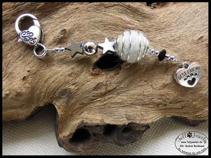 Bild 43: Eine kleine fellperle ist in einem Perlenkäfig eingefasst. Verarbeitet sind Hämatitsternchen und silberne / schwarze Perlen. Preis: 24 Euro