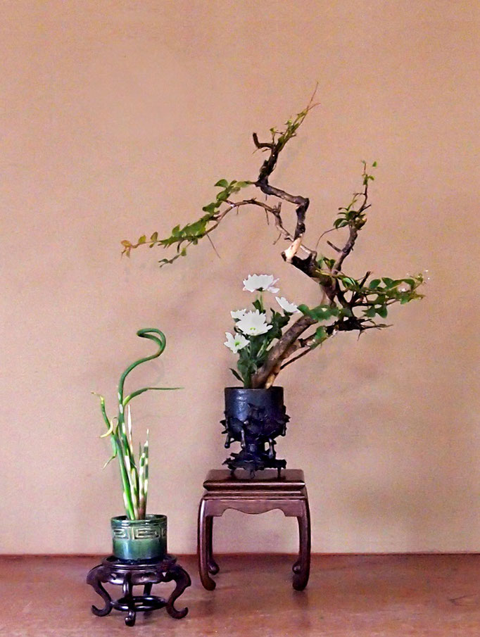 「追善の花」　　　  花材：百日紅・白菊・縞太藺　　　花器：釣鐘型銅花器・陶香炉