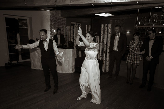 Das Brautpaar fordert die Gäste zum Tanzen auf.