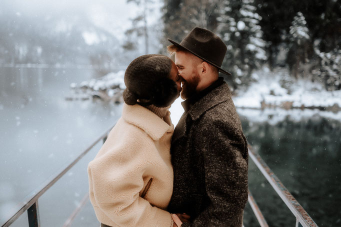 Paarshooting am Eibsee mit einem verliebten Paar, es ist Winter und es liegt Schnee