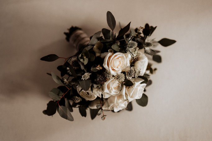 Brautstrauß mit Eukalyptus weißen Rosen und Disteln