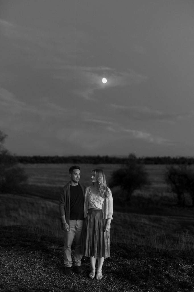 Inniger Moment beim Paarshooting an der Fröttmaninger Heide in Schwarzweiß