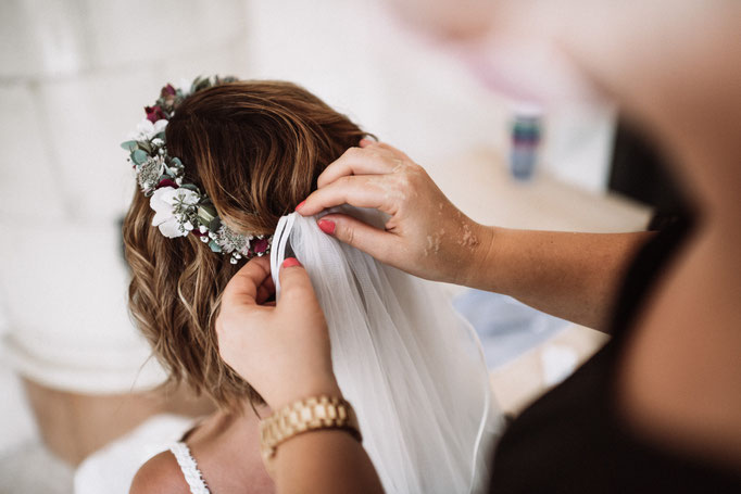 Braut mit Schleier und offenen Haaren