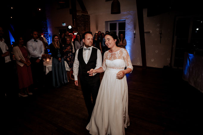 Das Brautpaar tanzt seinen ersten Tanz. Hochzeitslocation Maiers Hofstubn.