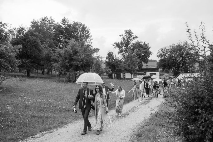 Die Hochzeitsgäste machen sich auf den Weg