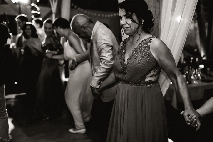 Die Hochzeitsgäste geben sich die Hände für einen türkischen Tanz