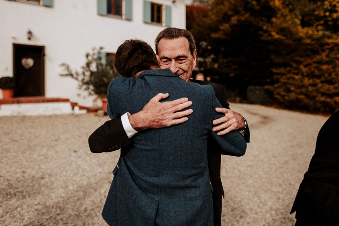 Der Vater gratuliert dem Bräutigam.