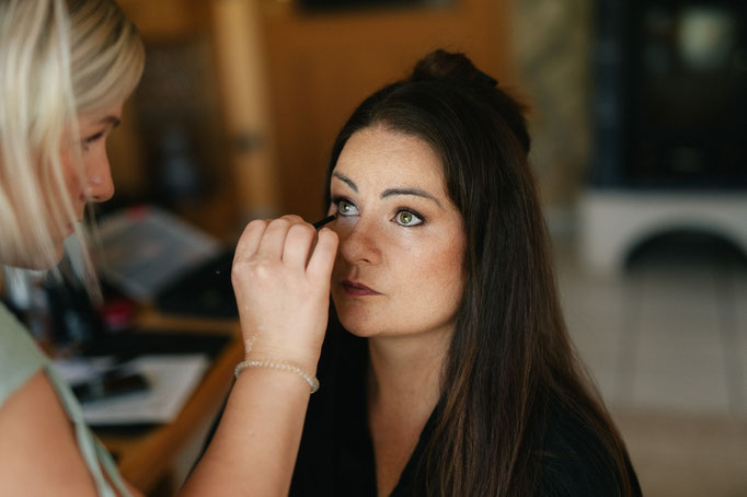 Braut beim Augen-Make-up im Getting Ready