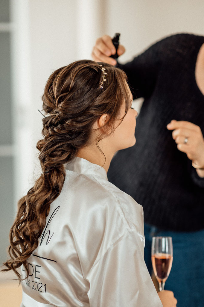 Locker geflochtene Haare als Brautfrisur