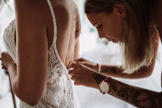 Brautkleid anziehen in Erding