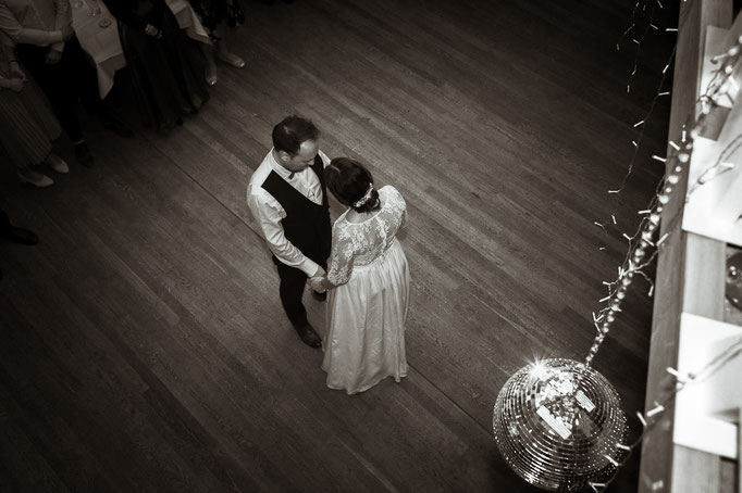 Das Brautpaar tanzt den ersten Tanz, eine Ansicht von Oben. Hochzeitslocation Maiers Hofstubn.