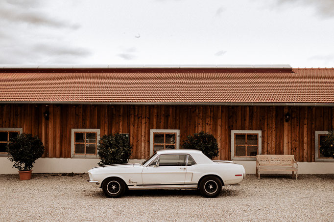 Weißer Ford Mustang vor Scheune bei Gut Thurnsberg