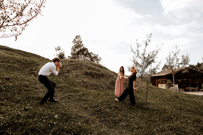 Die Gäste fotografieren sich gegenseitig. Hochzeitsreportage von Hochzeitsfotograf Andreas Reiter