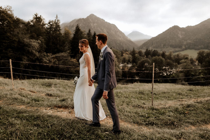 Brautpaarfotos von Hochzeitsfotograf Andreas Reiter, ein Brautpaar mit Bergen im Hintergrund