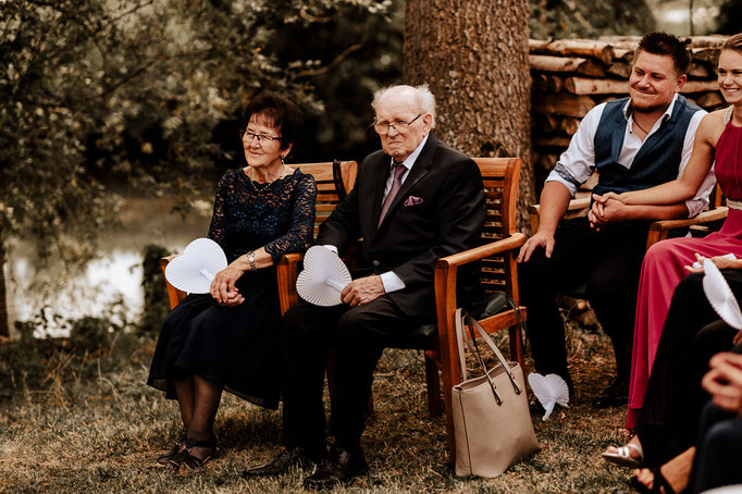 Oma und Opa der Braut hören gespannt bei der freien Trauung zu.