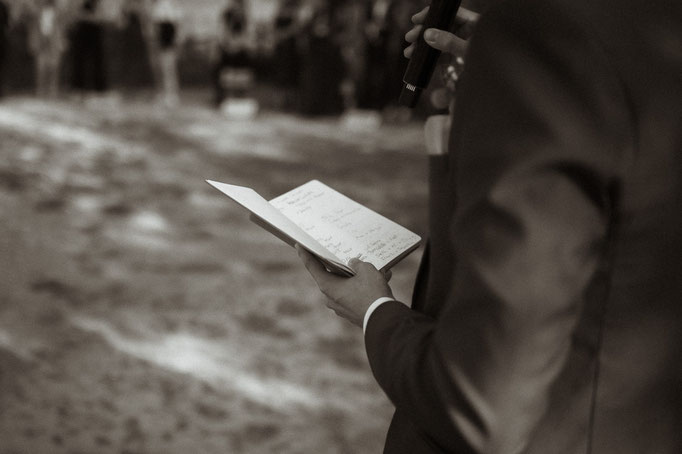 Der Bräutigam hält Notizen in der Hand. Hochzeitsreportage von Hochzeitsfotograf Andreas Reiter