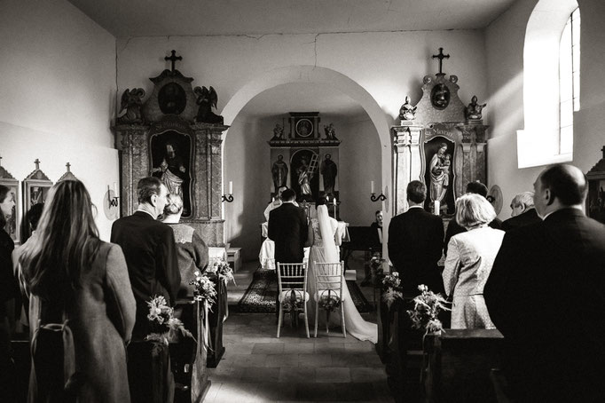 Braut und Bräutigam am Altar in der Kapelle von Gut Thurnsberg.