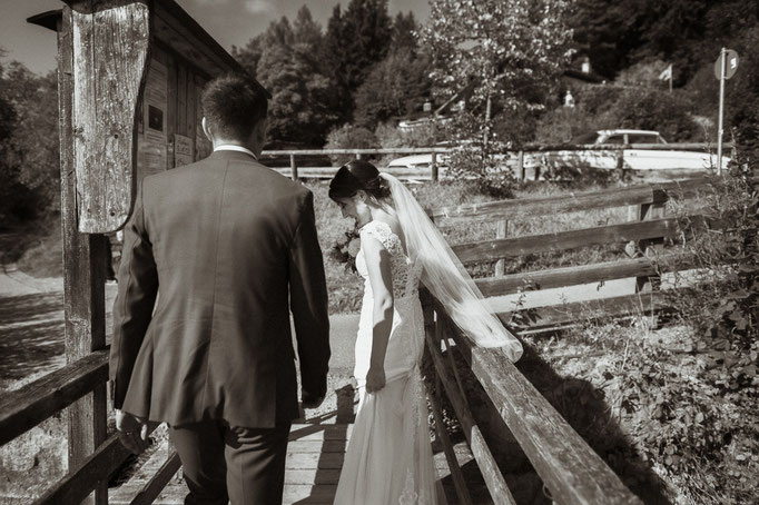 Hochzeitsfotografenpaar Andreas Reiter und Manuela Reiter am Schliersee. Das Brautpaar geht als erstes vom Schliersee-Dampfer.