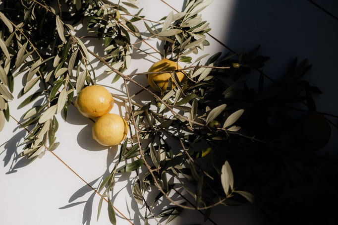 Mediterrane Deko mit Zitronen auf der Hochzeit