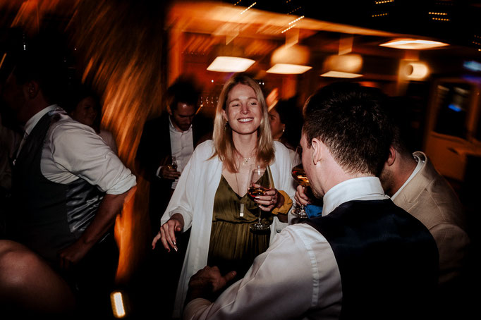 Die Hochzeitsgesellschaft am feiern. Hochzeitsfotografen Andreas Reiter und Manuela Reiter.