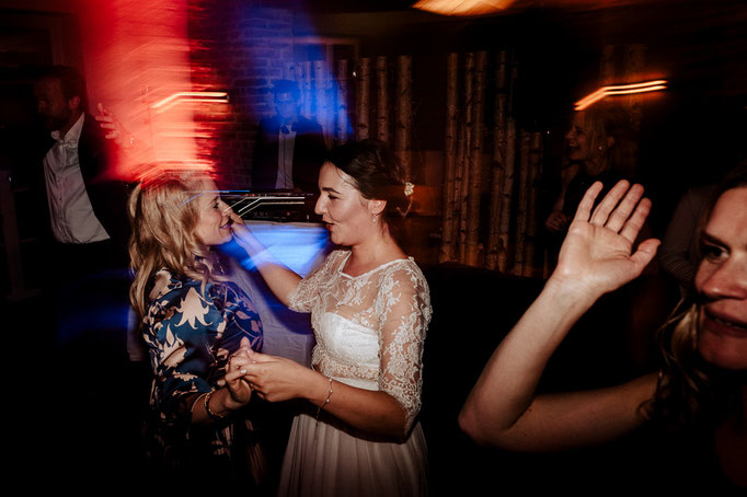 Die Braut tanzt mit einer Freundin. Hochzeitsfotografen Mr & Mrs Wedding