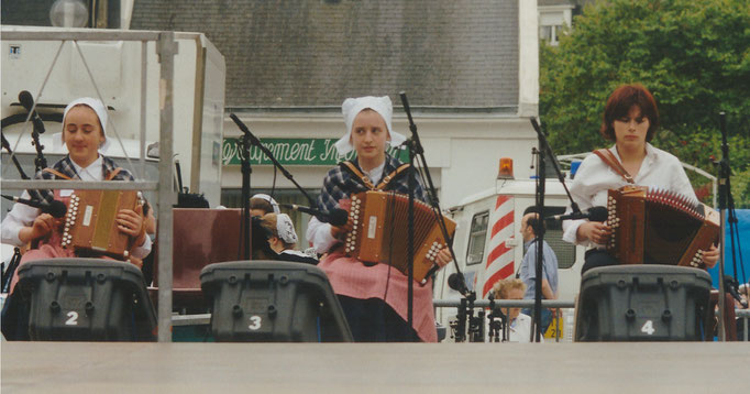 Avel Dro - Bagad Pagan - Abadenn Ar Vugale - 2002 - Châteaulin