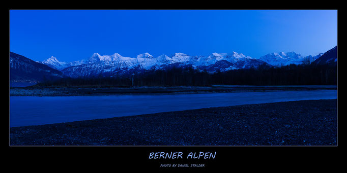 Blick auf die Berner Alpen zur blauen Stunde   -N9-