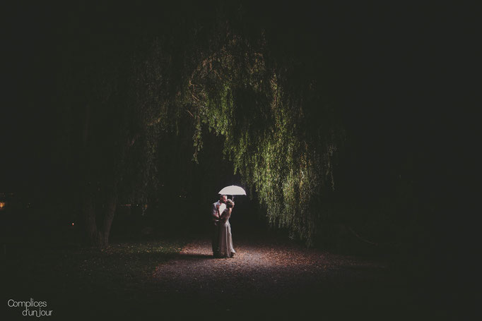 Complices d'un jour - photographe de mariage lifestyle, photo de nuit, parapluie blanc