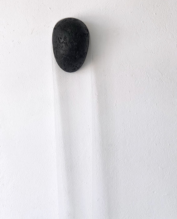 RaMoon - In der Trauer - 22x16x15cm - 2023 - Beton, schwarz gefärbt, weisses Vlies