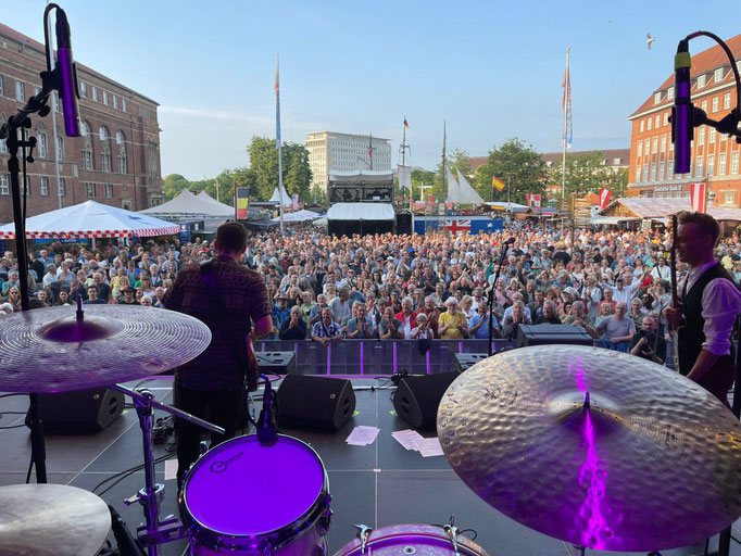 Moritz Kruit + Band (Bass: Tim Kirschke, Schlagzeug: Klaus Brennsteiner) auf der Kieler Woche.