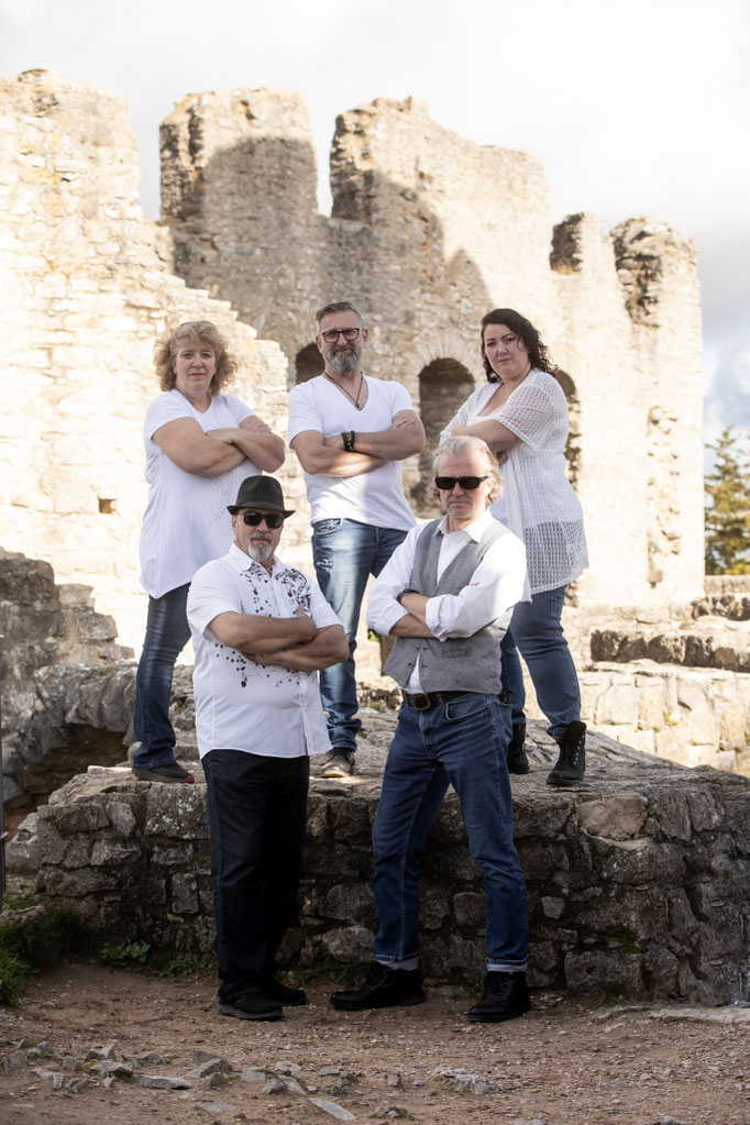 Band Hädless auf einer Burg