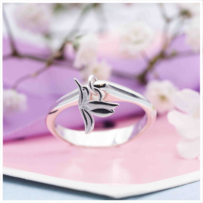 <img src=“/Kolibri-Vogel-Ring-beweglicher-Anhänger.jpg“ alt=„Silberner Kolibri Vogel Ring aus 925er Sterling Silber als Partnerschmuck mit beweglichem Anhänger“>