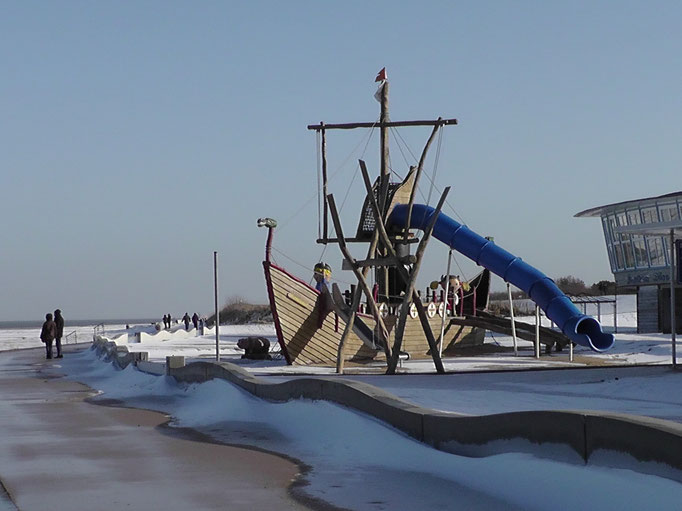 Spielplatz vorm Strandhaus Döse im Winter