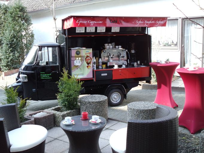 Piaggio APE Cafe-und Softeis-mobil ohne Theke mit Stehtischen