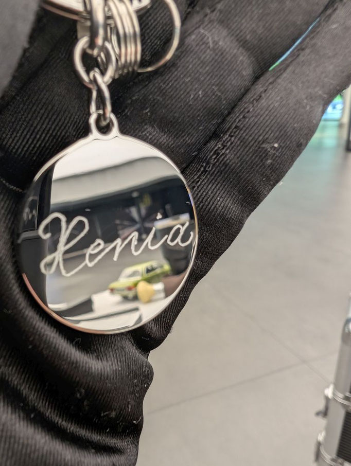 Handgravur_Schlüsselanhänger_Luxusautomobile_Setting_Mercedes__Kalligraphie__Stuttgart_München_Frankfurt_Gravur_Markenaktivierung_Personalisierung