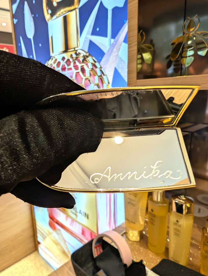 Customization Sigrid Bengel von Schrift und Kunst graviert von Hand den Rouge G Lipstick in Frankfurt an Weihnachten auf der Zeil bei Douglas