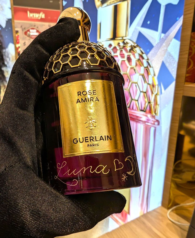 Bespoke Perfum bottle engraving for customization in Frankfurt Zeil at Douglas