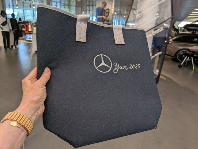 Kunst_Luxusautomobile_Mercedes_Sindelfingen_Kalligraphie_Handlettering_Stuttgart_München_Frankfurt_Gravur_Markenaktivierung_Personalisierung_Tasche_Shopper