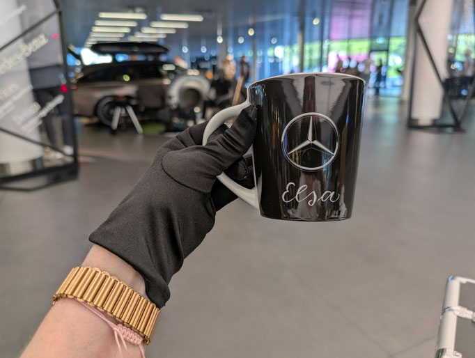 Kunst_Luxusautomobile_Setting_Mercedes_Benz_Sindelfingen_Kalligraphie_Calligraphy_Stuttgart_München_Frankfurt_Gravur_Markenaktivierung_PersonalisierungTasse