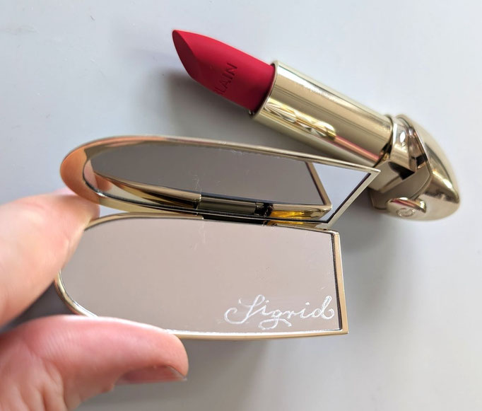 Sigrid Bengel von Schrift und Kunst personalisiert Lippenstifte in Frankfurt auf der Zeil bei Douglas