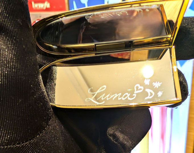 Sigrid Bengel von Schrift und Kunst graviert von Hand den Rouge G Lipstick in Frankfurt an Weihnachten auf der Zeil bei Douglas