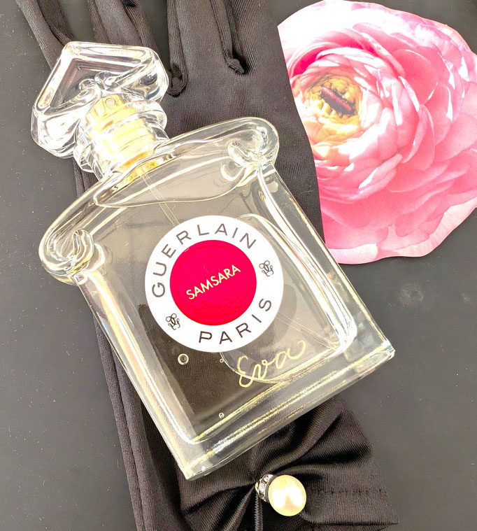 Kalligrafische Handgravur live auf Parfümflasche von Guerlain