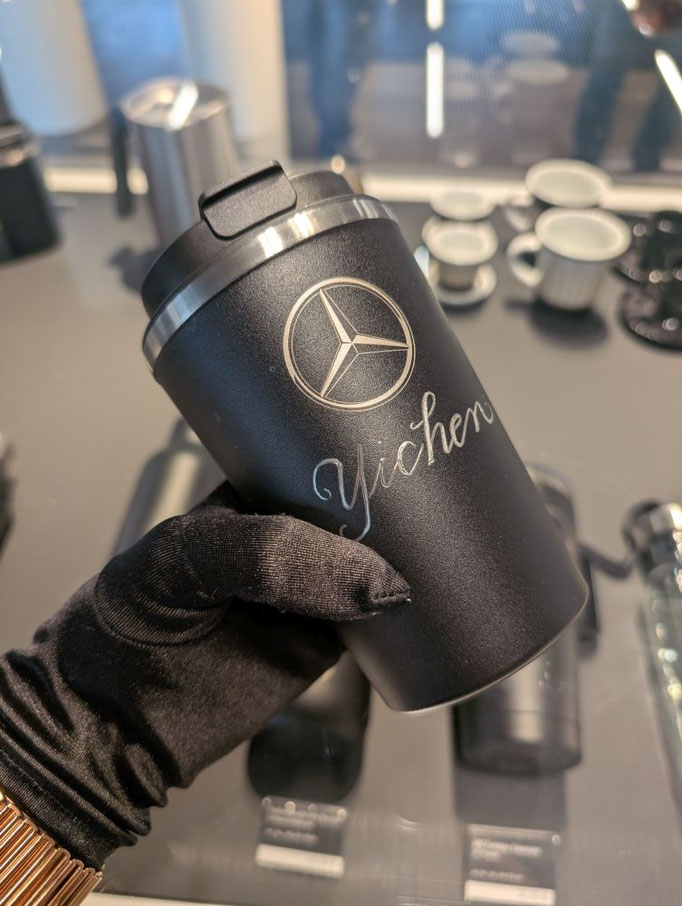 Kunst_Luxusautomobile_Setting_Mercedes_Benz_Sindelfingen_Kalligraphie_Stanley_Stuttgart_München_Frankfurt_Gravur_Markenaktivierung_Personalisierung_Tumbler