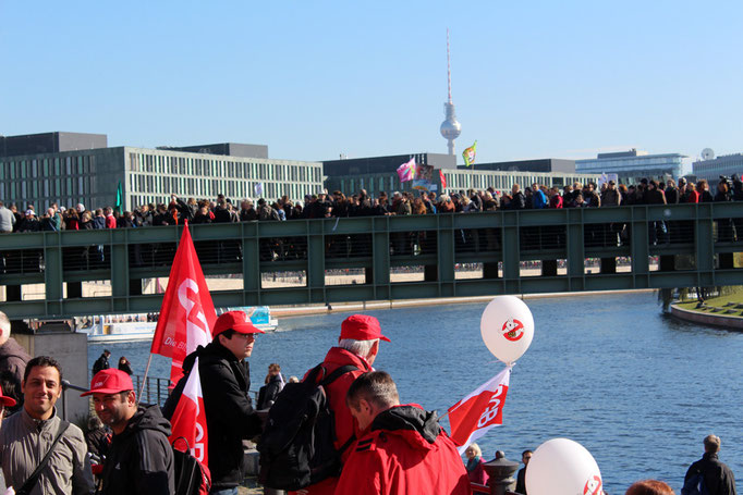 Voll Menschen, die Brücke über Spree zwischen Hauptbahnhof und Regierungsviertel. Großdemo Stop TTIP Berlin am 10.10.2015.  Foto: Helga Karl 