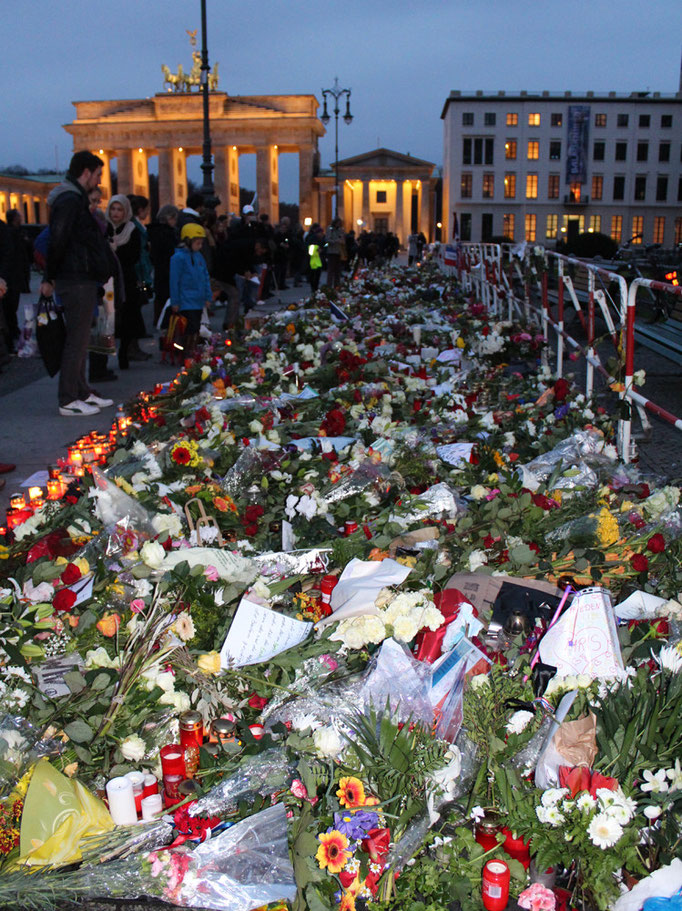 Blumenstrasse vor franz. Botschaft, Blick zum Brandenburger Tor. Foto: Helga Karl 16.11.2015