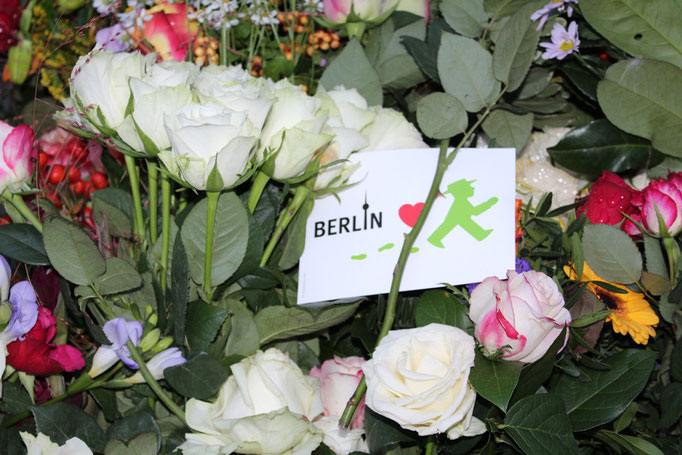 Weiße Rosen von Berlinern vor der französischen Botschaft - Gedenken an die Opfer des IS-Terroranschlags in Paris. Foto: Helga Karl