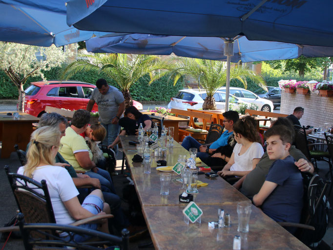 Juni in Karlsruhe: im Biergarten angekommen